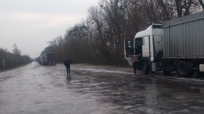 Жовтий рівень небезпеки на дорогах Харківщини: водіїв попереджають про ожеледицю