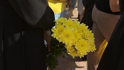 Квіти для загиблого захисника