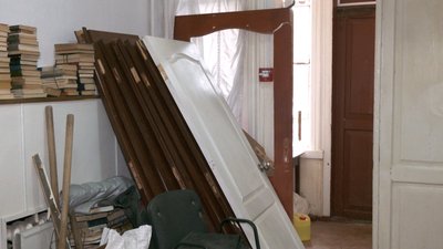 Зібрали понад 55 тисяч гривень та встановили сім дверей: як ремонтують Чернігівську бібліотеку для юнацтва Зібрали понад 55 тисяч гривень та встановили сім дверей: як ремонтують Чернігівську бібліотеку для юнацтва