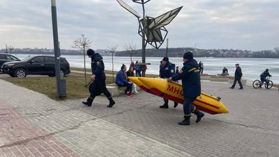 На Тернопільському ставі чоловік провалився під кригу На Тернопільському ставі чоловік провалився під кригу