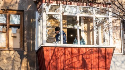 Вибиті вікна та двері. У Дніпрі ліквідують наслідки авіаудару Вибиті вікна та двері. У Дніпрі ліквідують наслідки авіаудару