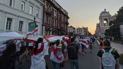 У центрі Одеси люди вийшли на акцію "День єднання білорусів"
