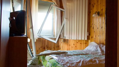 Знищені дачі та дитина в епіцентрі вибуху: що відомо про обстріл бази відпочинку на Одещині. Фоторепортаж Знищені дачі та дитина в епіцентрі вибуху: що відомо про обстріл бази відпочинку на Одещині. Фоторепортаж