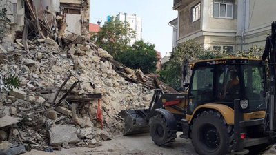 Рятувальники розбирають завали житлового будинку в центрі Одеси Рятувальники розбирають завали житлового будинку в центрі Одеси