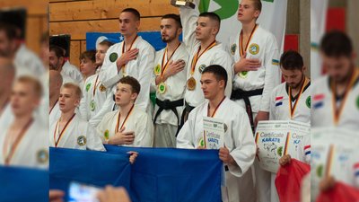 Спортсмени з Чернігівщини під час нагородження на Чемпіонаті Європи з рукопашного бою