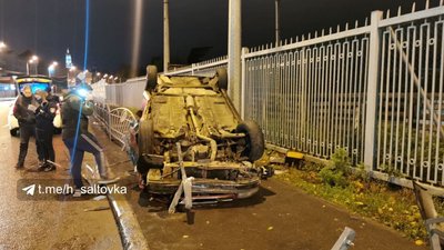 У Харкові автівка в’їхала у паркан та перекинулася на дах