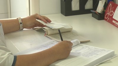 Дітей вакцинують після підписаної згоди батьків та загального огляду в педіатра. Дітей вакцинують після підписаної згоди батьків та загального огляду в педіатра.