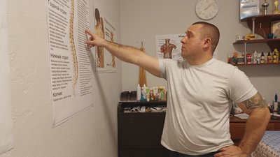 Сеанс мануальної терапії. Житель Миколаєва робить безкоштовні масажі військовим Сеанс мануальної терапії. Житель Миколаєва робить безкоштовні масажі військовим