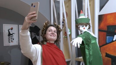 День селфі у музеях: херсонці фотографувались на фоні улюблених експонатів