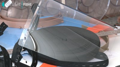 У Рівному друкують захисні екрани на 3D принтері У Рівному друкують захисні екрани на 3D принтері