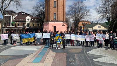 "Мовчання – це злочин". У Вінниці вийшли на акцію підтримки військових та Маріуполя