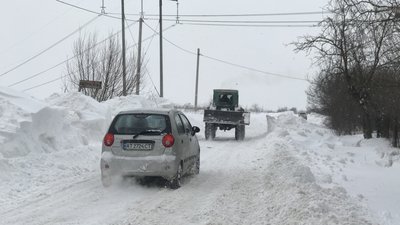 Прикарпатці самотужки прогортають заметені дороги