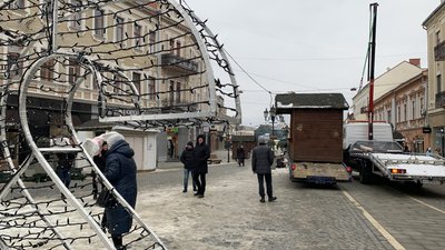 В Ужгороді розбирають головну ялинку міста. Фоторепортаж В Ужгороді розбирають головну ялинку міста. Фоторепортаж