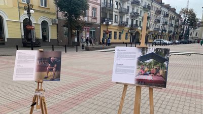 Історії переселенців у світлинах. Волонтери з Франківська презентували проєкт про людей, які через війну втратили дім Історії переселенців у світлинах. Волонтери з Франківська презентували проєкт про людей, які через війну втратили дім