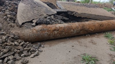 Металева труба, яку замінюють, квітень 2024 рік Металева труба, яку замінюють, квітень 2024 рік