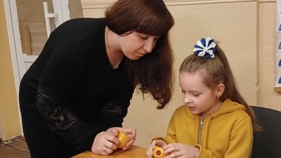 Донька показує мамі створений механізм. Донька показує мамі створений механізм.