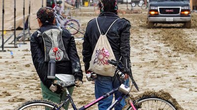Негода на Burning Man вщухла: люди отримали можливість покинути пустелю в Неваді
