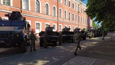 У Кропивницькому підняли прапор, який був із військовими під час оборони Донецького аеропорту У Кропивницькому підняли прапор, який був із військовими під час оборони Донецького аеропорту