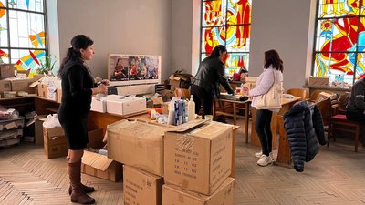 Ліки і їжу щодня відправляють із медико-логістичного штабу в Ужгороді у регіони України