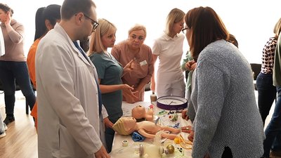 Неонатологи, тренінг, допомога новонародженим