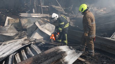 Пожежу на складі у Харкові, спричинену обстрілами, загасили Пожежу на складі у Харкові, спричинену обстрілами, загасили
