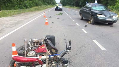 На Хмельниччині у ДТП зіткнулася автівка та мопед. Одна людина травмувалася