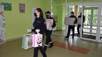 "Скриньки хоробрості" з іграшками передали рятувальники Кіровоградської області онкохворим дітям "Скриньки хоробрості" з іграшками передали рятувальники Кіровоградської області онкохворим дітям