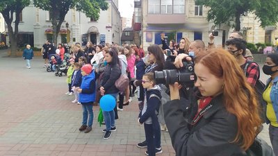 "Лови момент": у Вінниці відбувся благодійний концерт на підтримку онкохворих дітей "Лови момент": у Вінниці відбувся благодійний концерт на підтримку онкохворих дітей