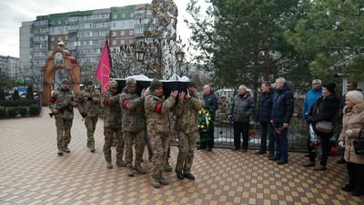 У Сумах поховали військовослужбовця Андрія Чухлєба У Сумах поховали військовослужбовця Андрія Чухлєба