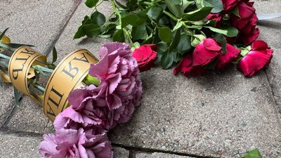 Квіти на місці вбивства Парубія