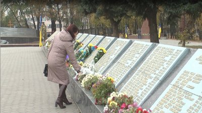 75-ту річниця звільнення України нацистів: у Хмельницькому поклали квіти на могили загиблих воїнів