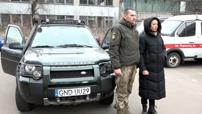 Фонд громади Житомира передав позашляховик військовим Фонд громади Житомира передав позашляховик військовим