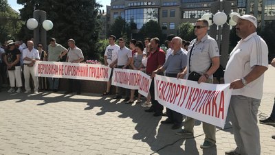 Половина деревообробних підприємств Прикарпаття тимчасово не працюють. Підприємці вийшли на протест Половина деревообробних підприємств Прикарпаття тимчасово не працюють. Підприємці вийшли на протест