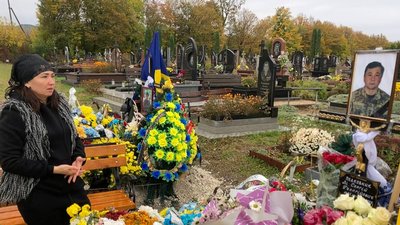 Людмила Лі — вдова полковника на його могилі Людмила Лі — вдова полковника на його могилі