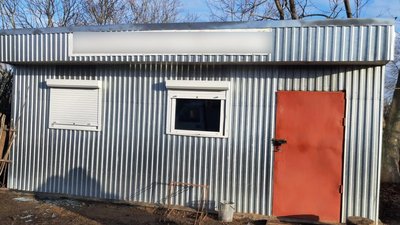 Розбив вікно та поцупив продукти й одяг: на Вінниччині чоловік обікрав магазин