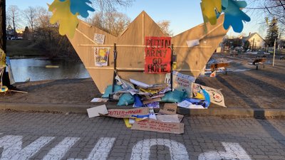 У Вільнюсі на вулиці, де розташоване посольство РФ, з’явились таблички "Героям України" У Вільнюсі на вулиці, де розташоване посольство РФ, з’явились таблички "Героям України"