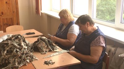 Тканину для плетіння сіток шукали у швейних цехах та серед знайомих. Тканину для плетіння сіток шукали у швейних цехах та серед знайомих.
