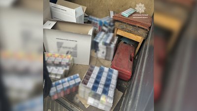 У Чернігові зупинили водія, який перевозив у мікроавтобусі близько 6 тисяч пачок цигарок за підробленими документами У Чернігові зупинили водія, який перевозив у мікроавтобусі близько 6 тисяч пачок цигарок за підробленими документами