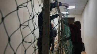 "Ми робимо все від нас залежне": у Кримськотатарському центрі в Одесі плетуть маскувальні сітки