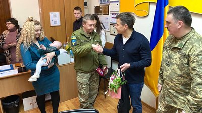 У Житомирі чотирьом захисникам України вручили державні нагороди У Житомирі чотирьом захисникам України вручили державні нагороди