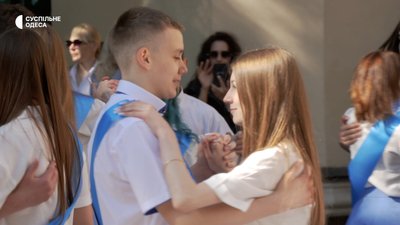 Уперше з часів пандемії: у 26 гімназії в Одесі пролунав останній дзвоник Уперше з часів пандемії: у 26 гімназії в Одесі пролунав останній дзвоник