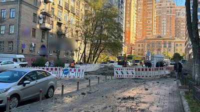 Аварія на тепломережі біля ст. м. "Олімпійська" в Києві. "Київтеплоенерго" почало ремонт