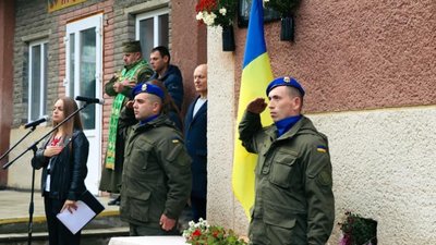 На Вінниччині у пам'ять про загиблого нацгвардійця відкрили меморіальну дошку