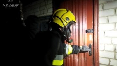 Розпалювали пічку бензином: на Полтавщині двоє людей отримали опіки через пожежу Розпалювали пічку бензином: на Полтавщині двоє людей отримали опіки через пожежу