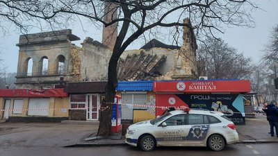 В Одесі обвалилася закинута будівля фабрики морозива В Одесі обвалилася закинута будівля фабрики морозива