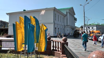 Прапори біля будівлі колишнього кінотеатру імені Котляревського у Полтаві Прапори біля будівлі колишнього кінотеатру імені Котляревського у Полтаві