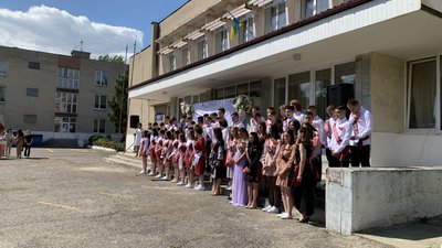 Останній дзвоник в одній зі шкіл Ужгорода провели тільки для випускників