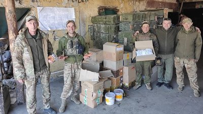 Волонтери Тернопільщини передали військовим допомогу Волонтери Тернопільщини передали військовим допомогу