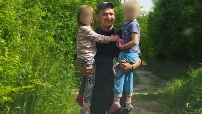 Патрульні Дніпра повернули додому 4-річних двійнят, які заблукали біля лісосмуги