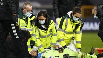 Голкіпер "Вулвергемптона" впродовж 15 хвилин лежав у нокдауні після удара коліном у голову: відео